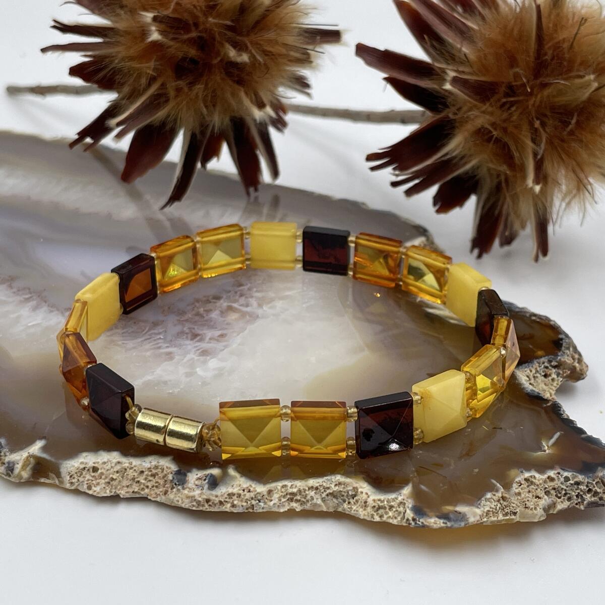 Gintaro apyrankė, briaunuotų plokštelių – GYVI KRISTALAI