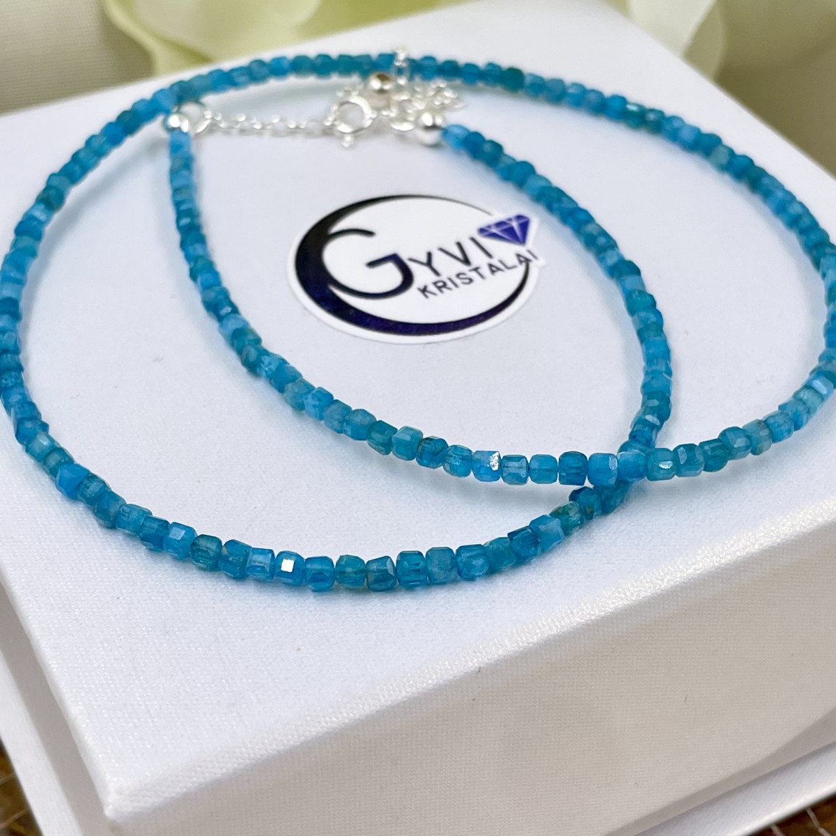 Apatito karoliai (A), 2,6 mm briaunuoti