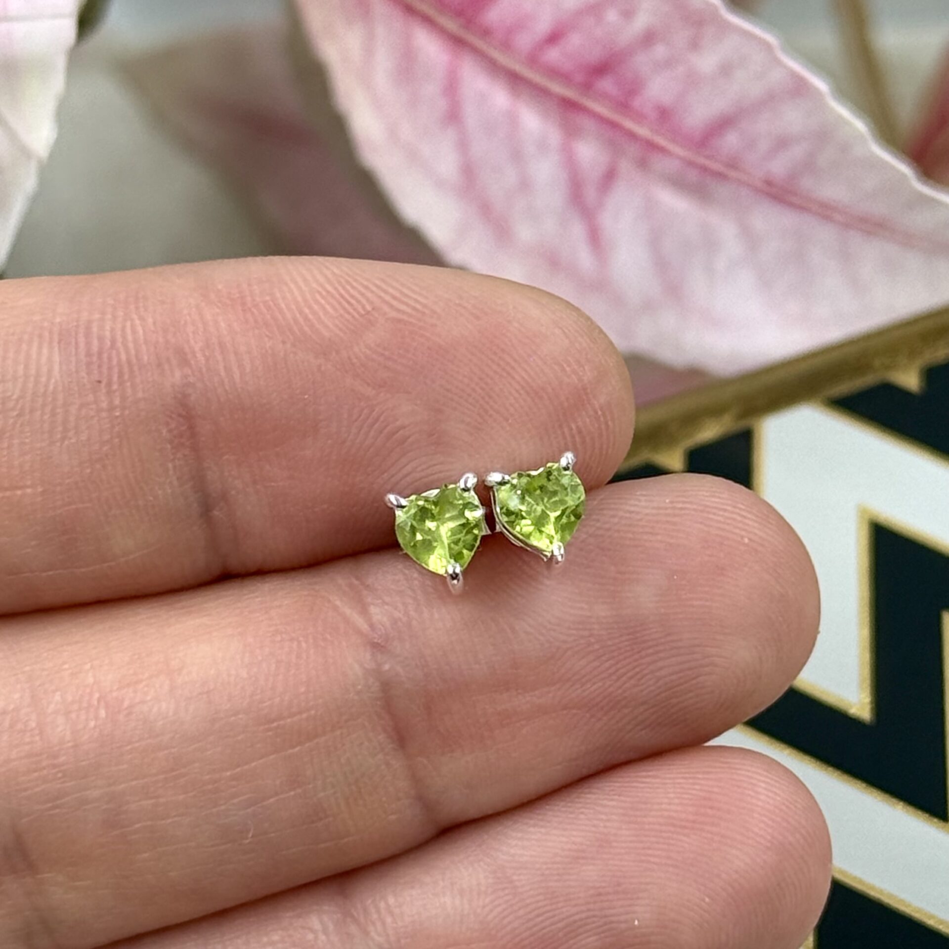 Auskarai su peridotu (širdelės) (A), 1 gr.