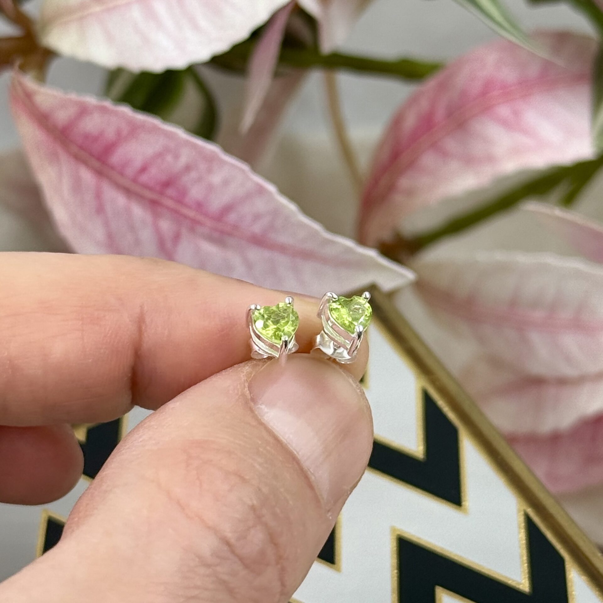 Auskarai su peridotu (širdelės) (A), 1 gr. - Image 3