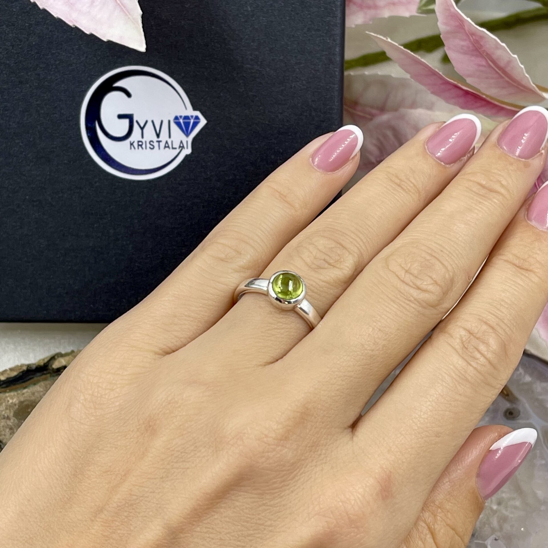 Žiedas su peridotu (olivinas), 17,5 dydis