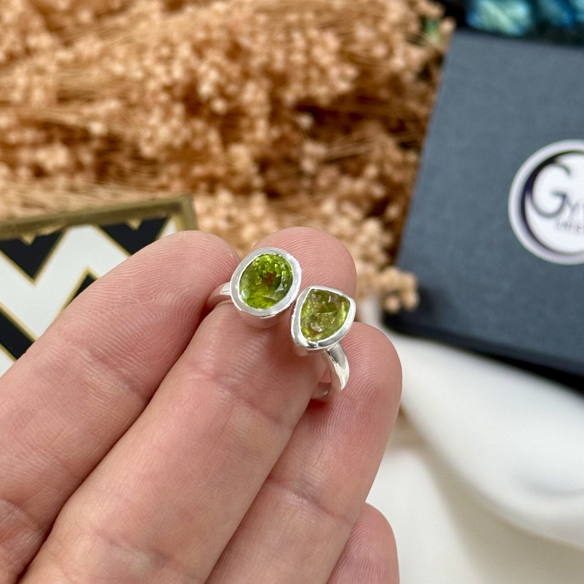 Žiedas su peridotu (olivinas) (A), 17,8 dydis